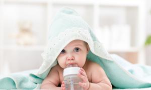 四个月宝宝吃奶边吃边玩怎么回事
